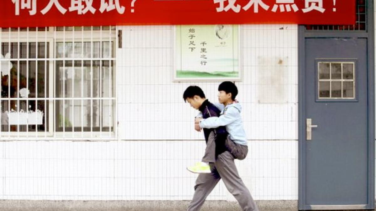 de trei ani isi cara colegul la cursuri si ii aduce mancare