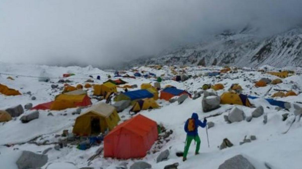 mae ultimul alpinist roman ramas in tabara de pe everest a fost evacuat cu un elicopter