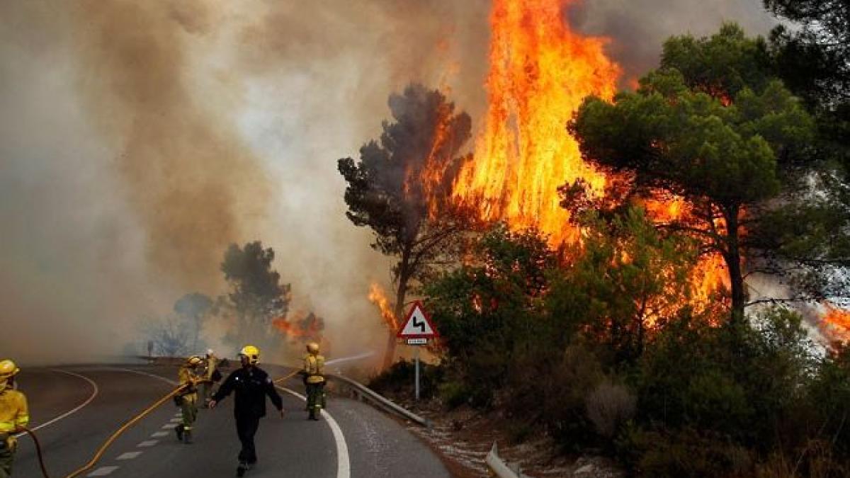 pompierii inca se lupta cu flacarile la cernobil oficial ucrainean speram sa stingem incendiul in