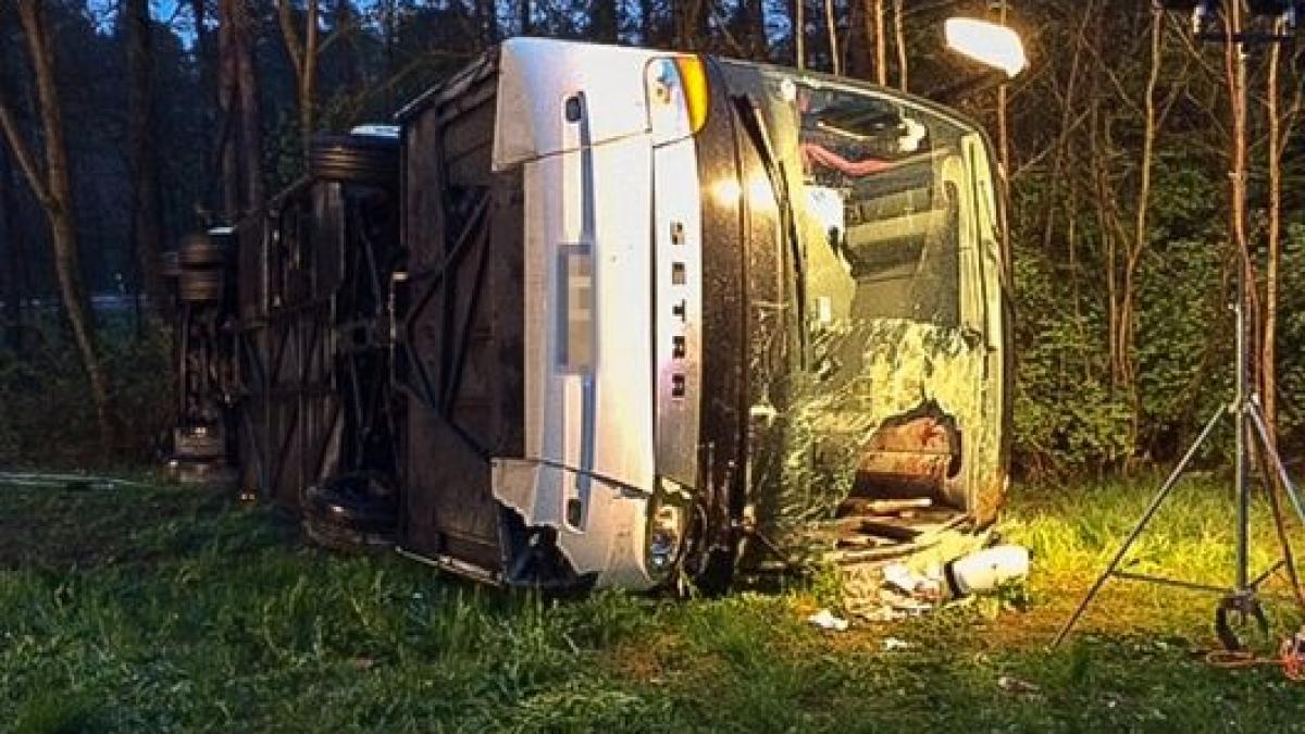 autocar romanesc rasturnat pe o sosea din germania