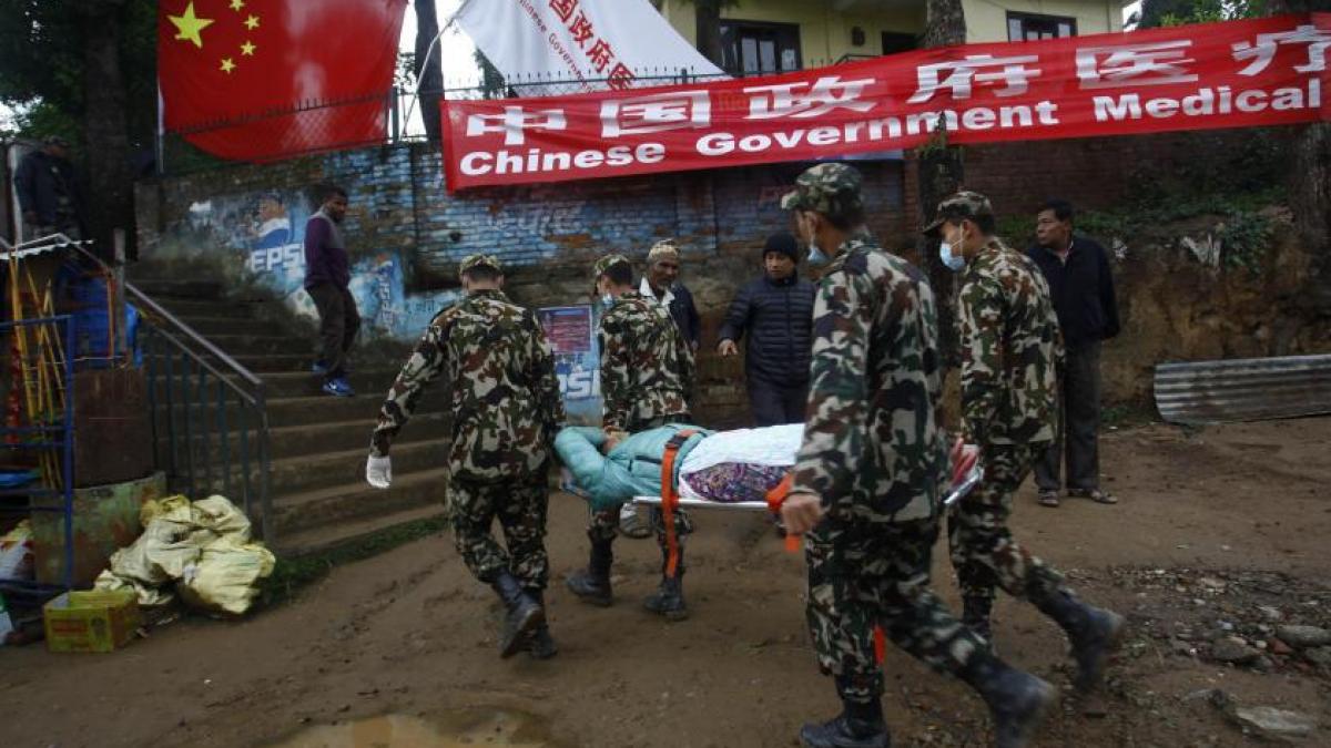 nepal scosi in viata de sub daramaturi la 8 zile de la cutremur