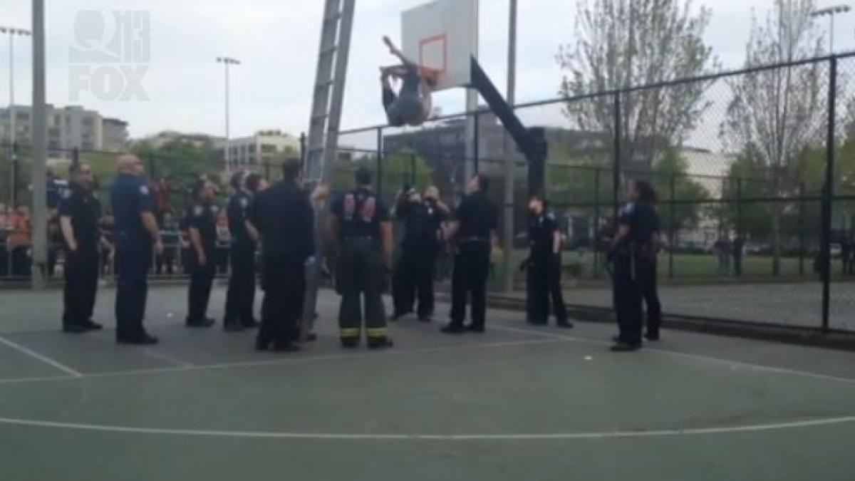 a ramas blocat cu capul in jos in inelul de pe panoul de baschet cum a decurs operatiunea de salvare
