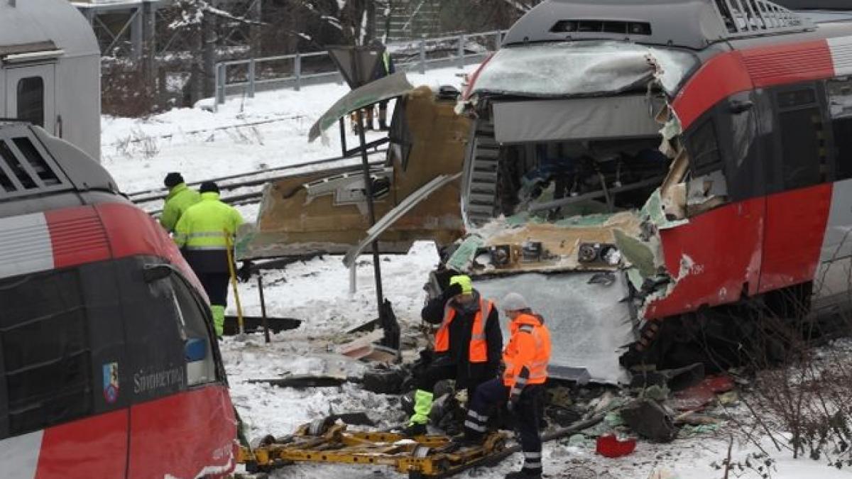 mai multe persoane au fost ranite grav dupa ce doua trenuri de pasageri s au ciocnit in austria