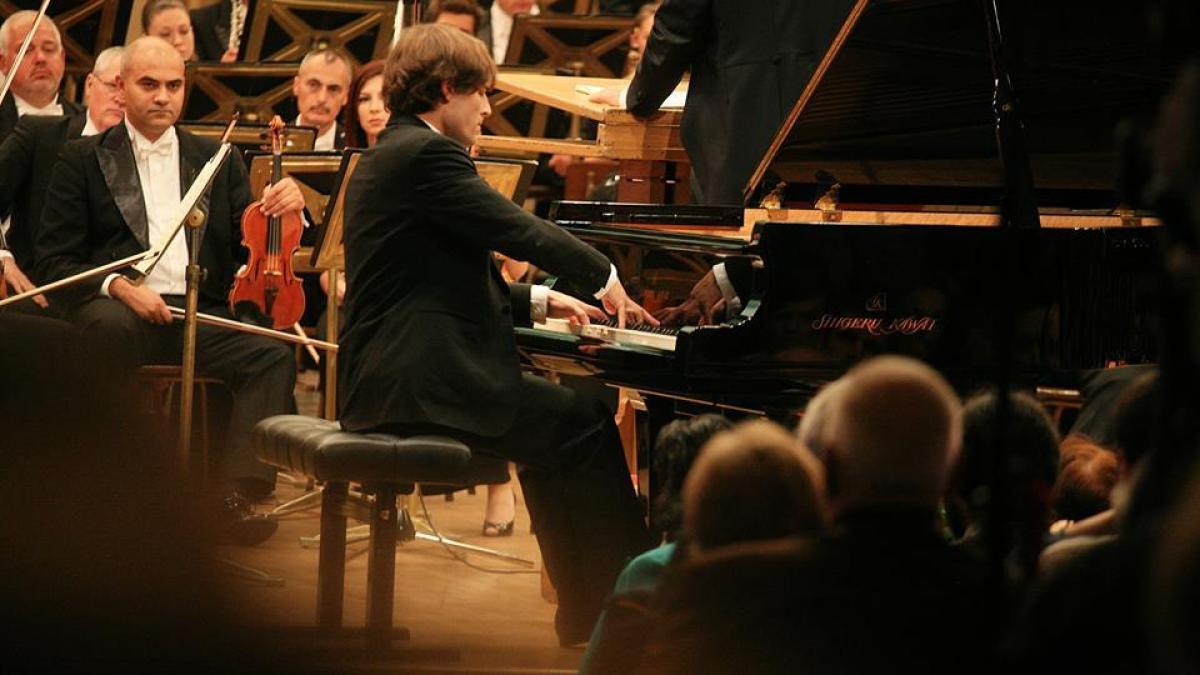 un adevarat pictor al pianului ilya rashkovskiy laureat al concursului enescu 2014 urca pe scena