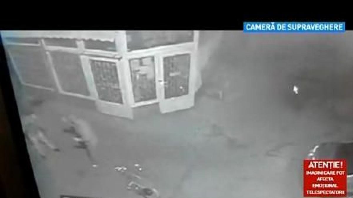 bataie cu bate si cutite in plina strada