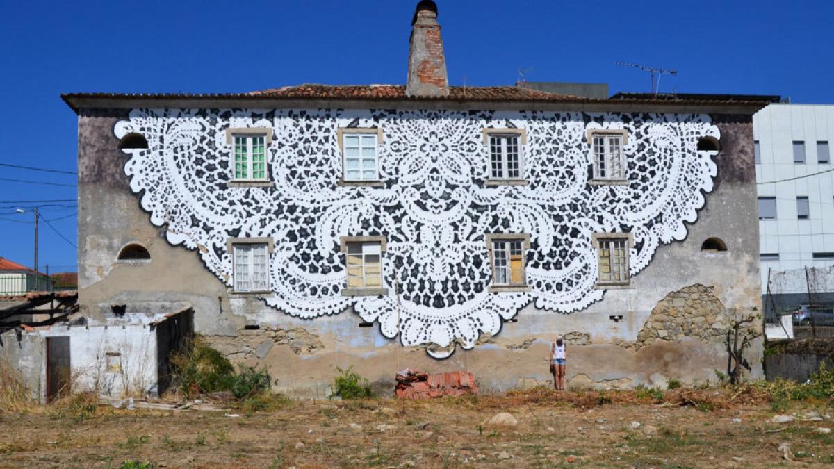 galerie foto un altfel de graffiti artista care imbraca in dantela jungla urbana