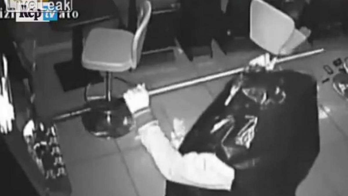 suparat pe pacanele un barbat intra cu un sac de gunoi pe cap in sala de jocuri si vezi aici