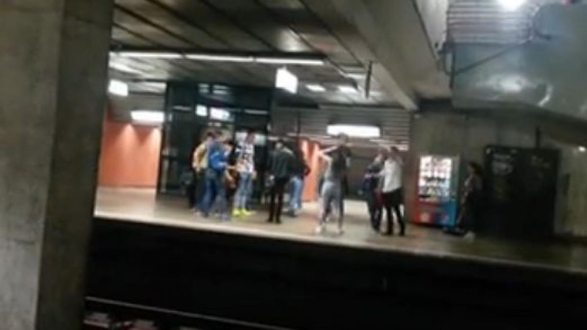 bataie intre doua eleve la statia de metrou basarab