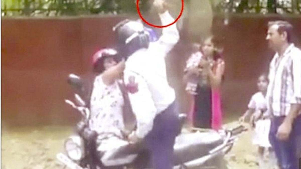 un politist loveste o femeie cu o caramida in cap motivul este halucinant