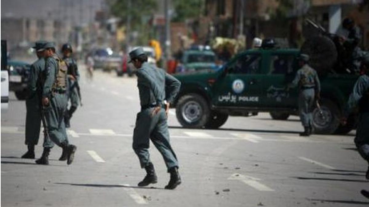 afganistan barbati inarmati au atacat o cladire din kabul frecventata de cetateni straini