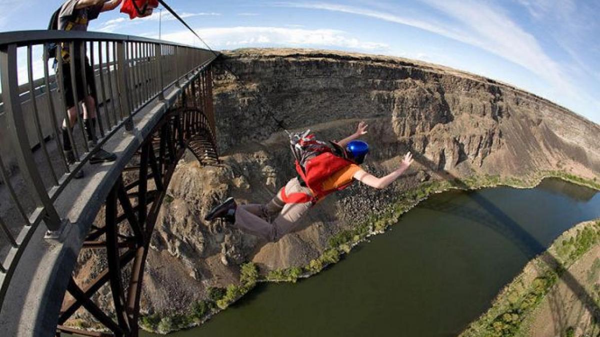 o parasutista a ramas agatata de un pod la 150 de m deasupra unui rau din sua video