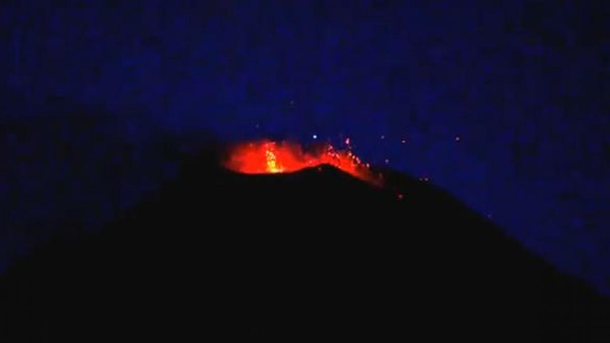vulcanul etna a erupt din nou monstrul din italia a aruncat rauri de lava