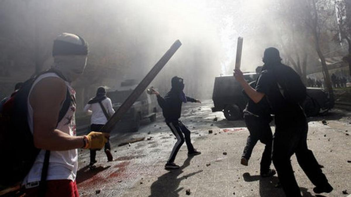 doi studenti au fost ucisi in timpul protestelor din chile