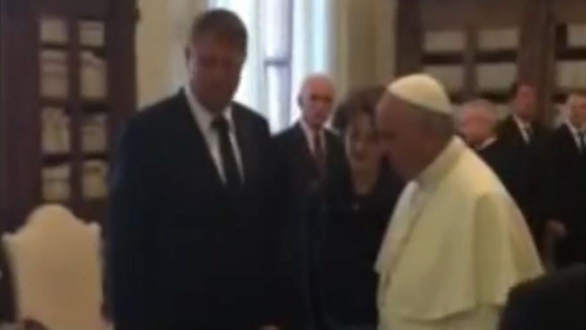 iohannis i a daruit papei o gravura cu orasul sibiu si o moneda de aur