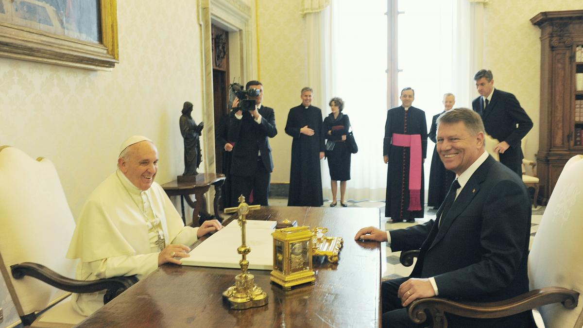 papa francisc vine in romania a acceptat invitatia presedintelui klaus iohannis