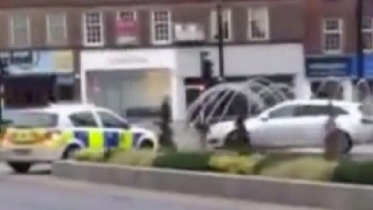 un sofer face slalom printre jeturile de apa ale unei fantani arteziene ce se intampla la sosirea