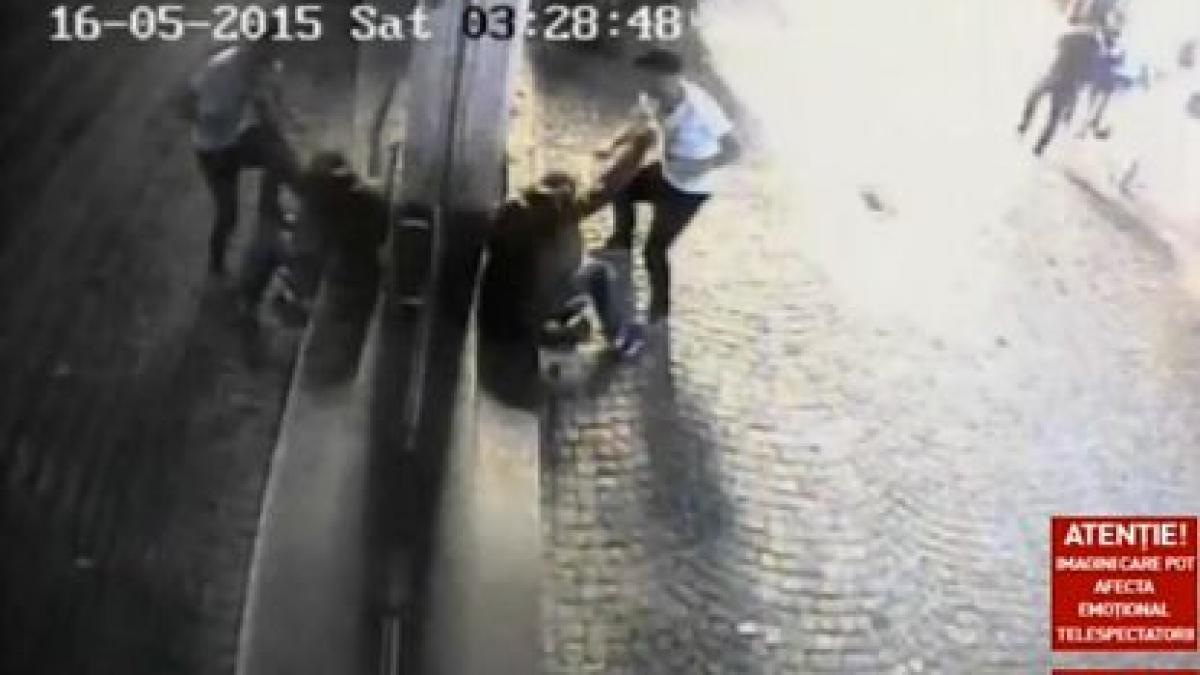 imagini socante tanar batut si injunghiat in centrul vechi pentru ca a admirat prea insistent o