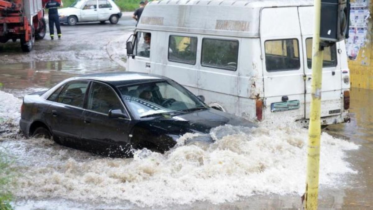 doi oameni au fost electrocutati si traficul paralizat in urma furtunii de aseara din capitala