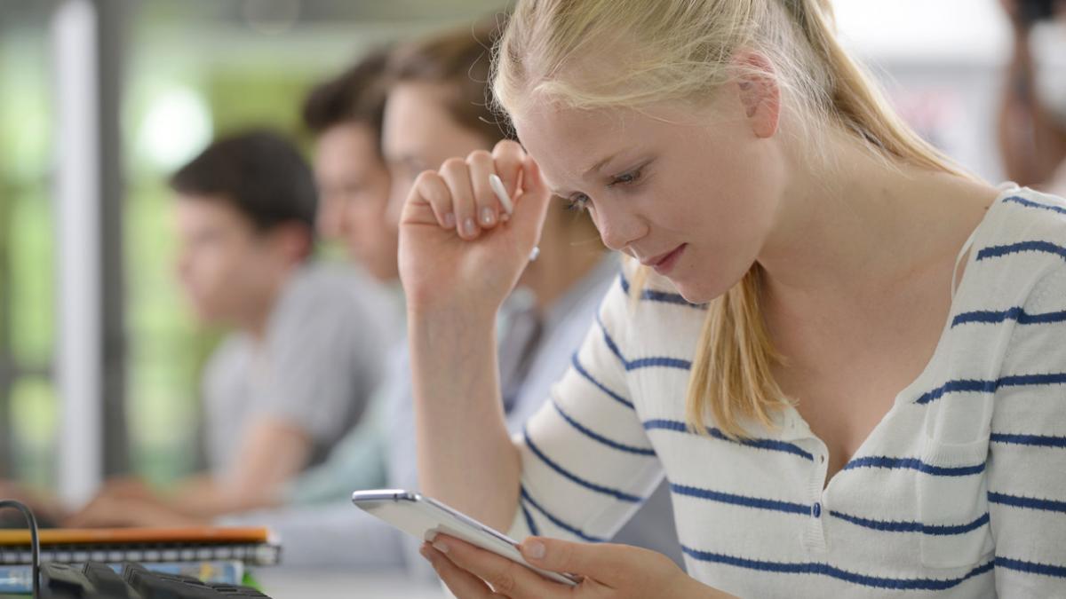 elevii care nu folosesc telefonul mobil la scoala au rezultate mai bune la invatatura