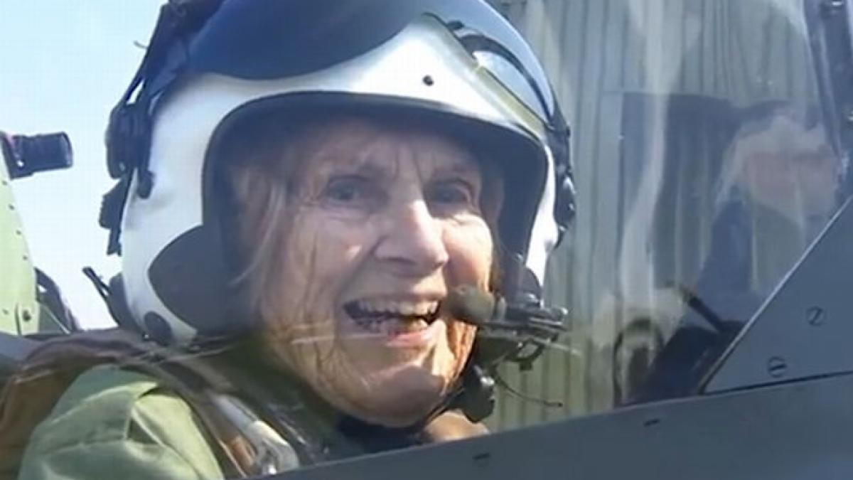 m am simtit din nou tanara revederea impresionanta dintre o veterana de razboi de 92 de ani si