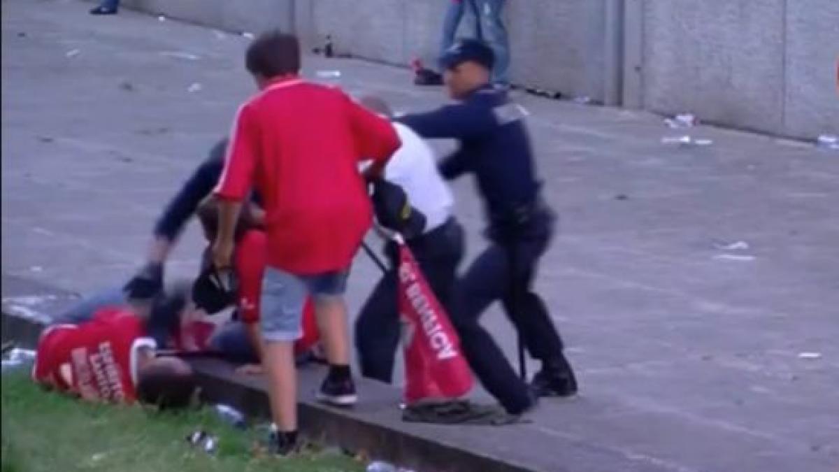 tata si bunic batuti cu bestialitate in fata copiilor de catre politisti reactia micutului este