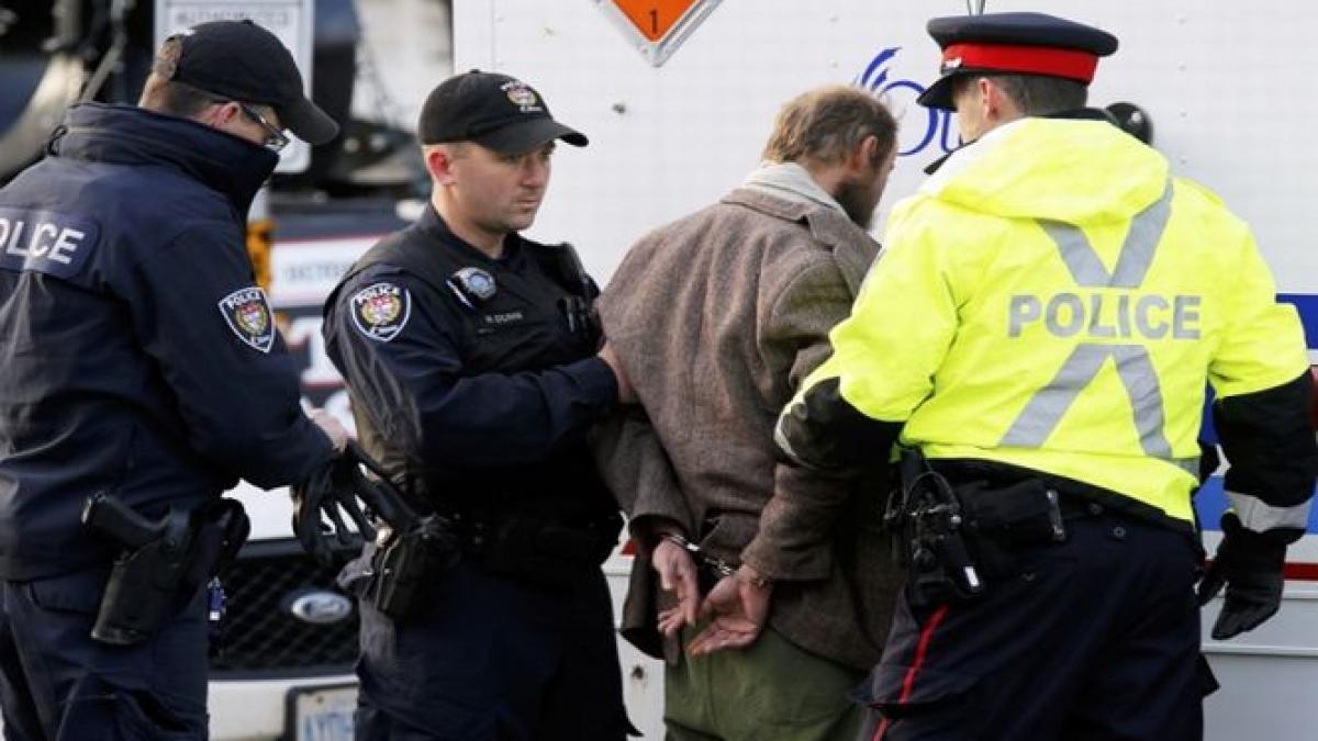 10 tineri canadieni au fost arestati pe aeroportul din montreal suspectati de legaturi cu statul