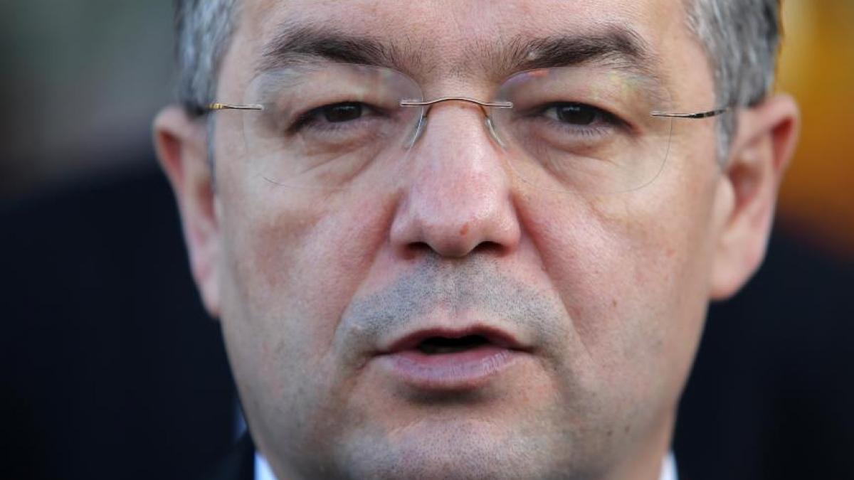 emil boc suspect de uzurpare de calitati oficiale este acuzat ca a semnat documente in calitate de