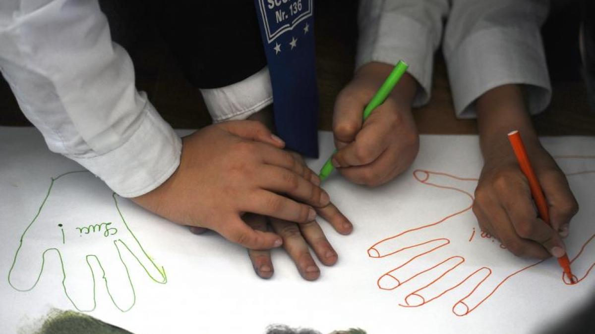 peste 1 400 de indivizi inclusiv politicieni cercetati in marea britanie pentru pedofilie