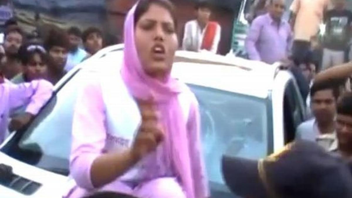 reactia uluitoare a unei tinere hartuite pe strada de garda de corp a unui politician vezi imagini