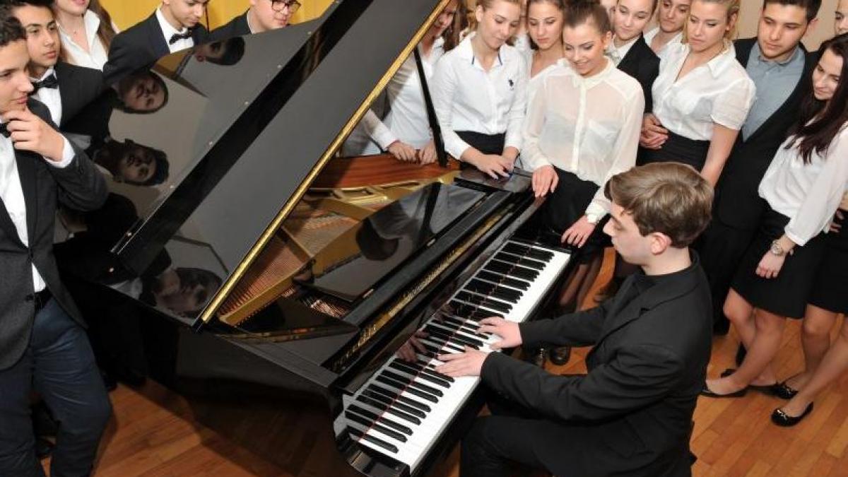 smiley sare in ajutorul elevilor talentati de la dinu lipatti sustin campania un pian pentru