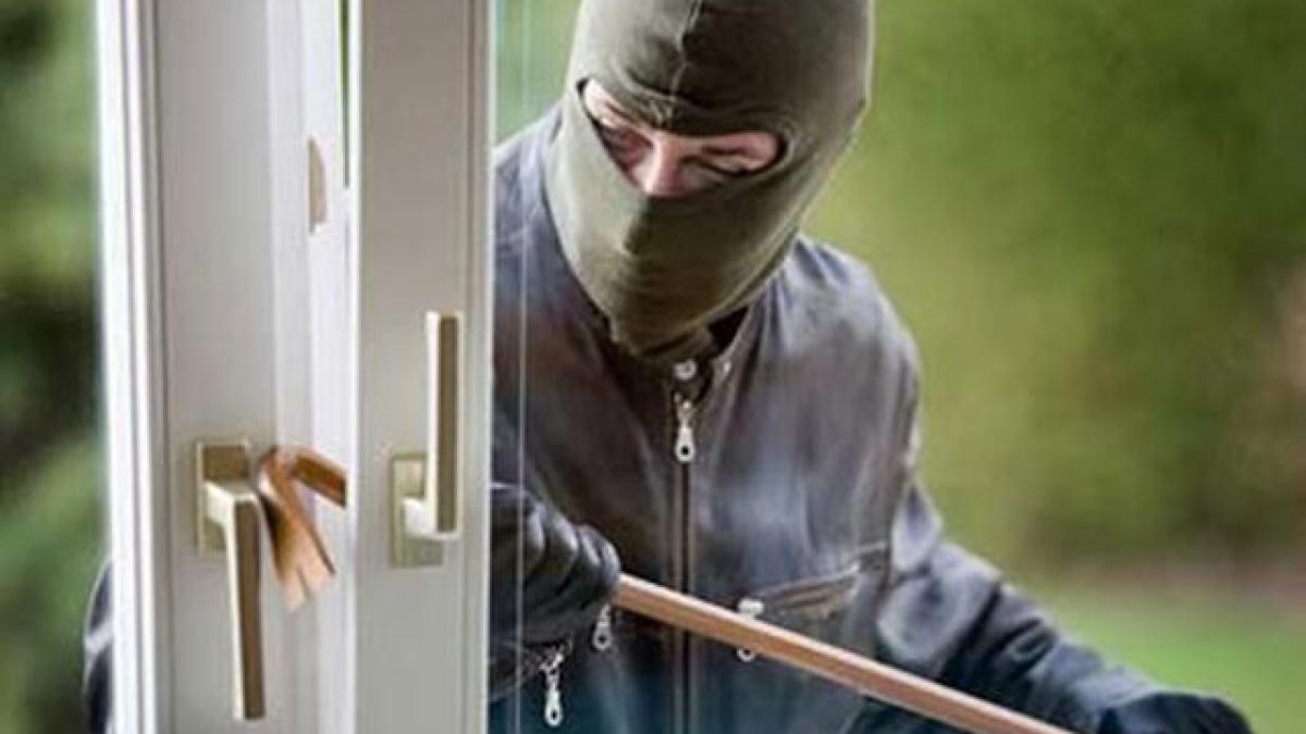 de frica oamenii si au transformat casele in fortarete localitate terorizata de o grupare iar