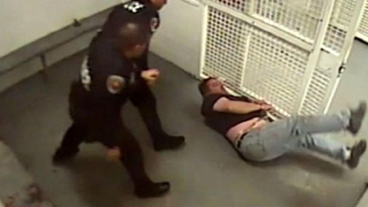 video batut cu bestialitate lovit cu capul de perete cu pumnii si picioarele apoi lasat sa