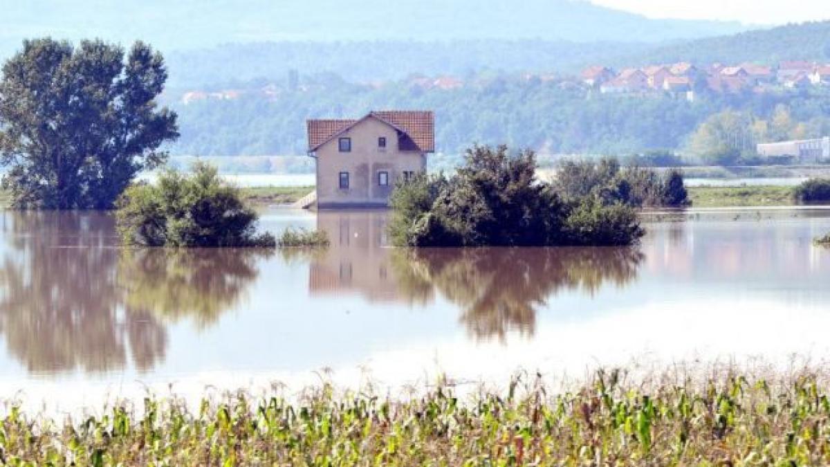 cod galben de inundatii pe rauri din 10 judete pana luni dupa amiaza