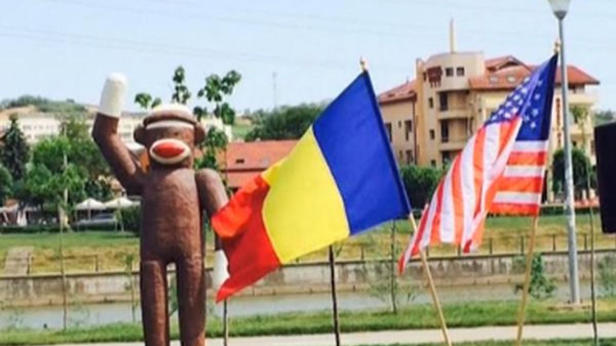 emil boc a inaugurat o maimuta