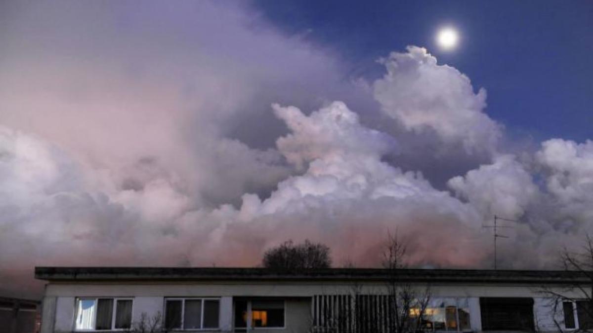 avertizarea de ploi torentiale si vijelii prelungita pana marti seara