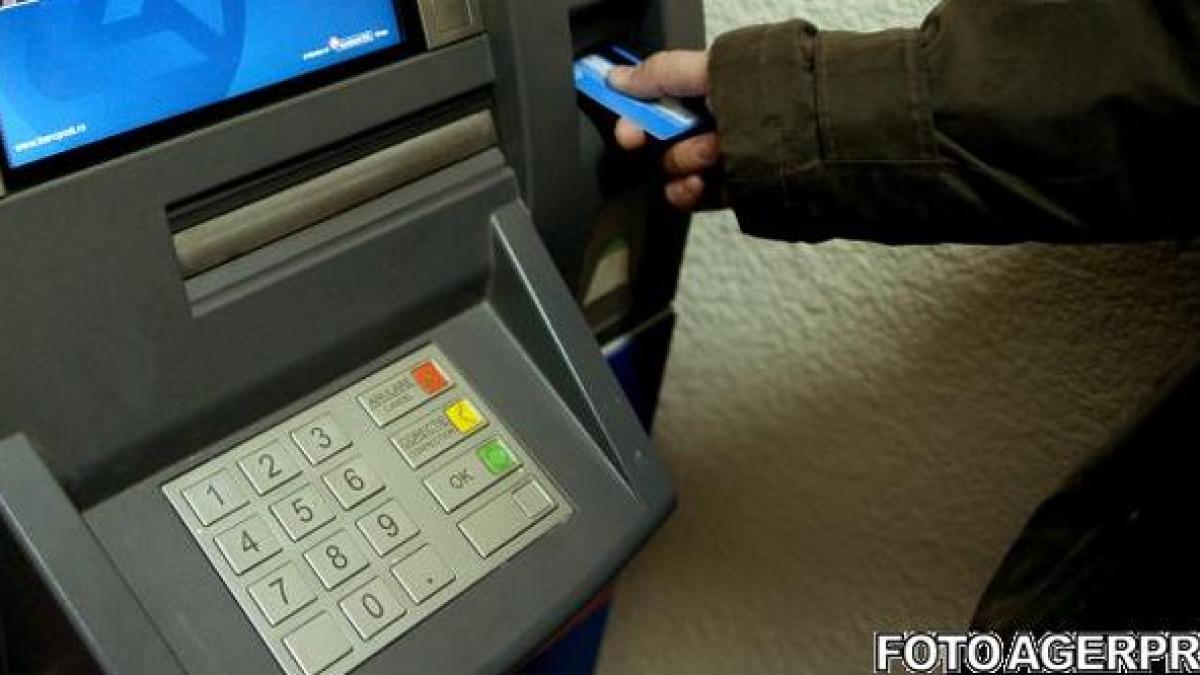 trei bulgari arestati dupa ce au instalat dispozitive de copiere a datelor pe bancomate din