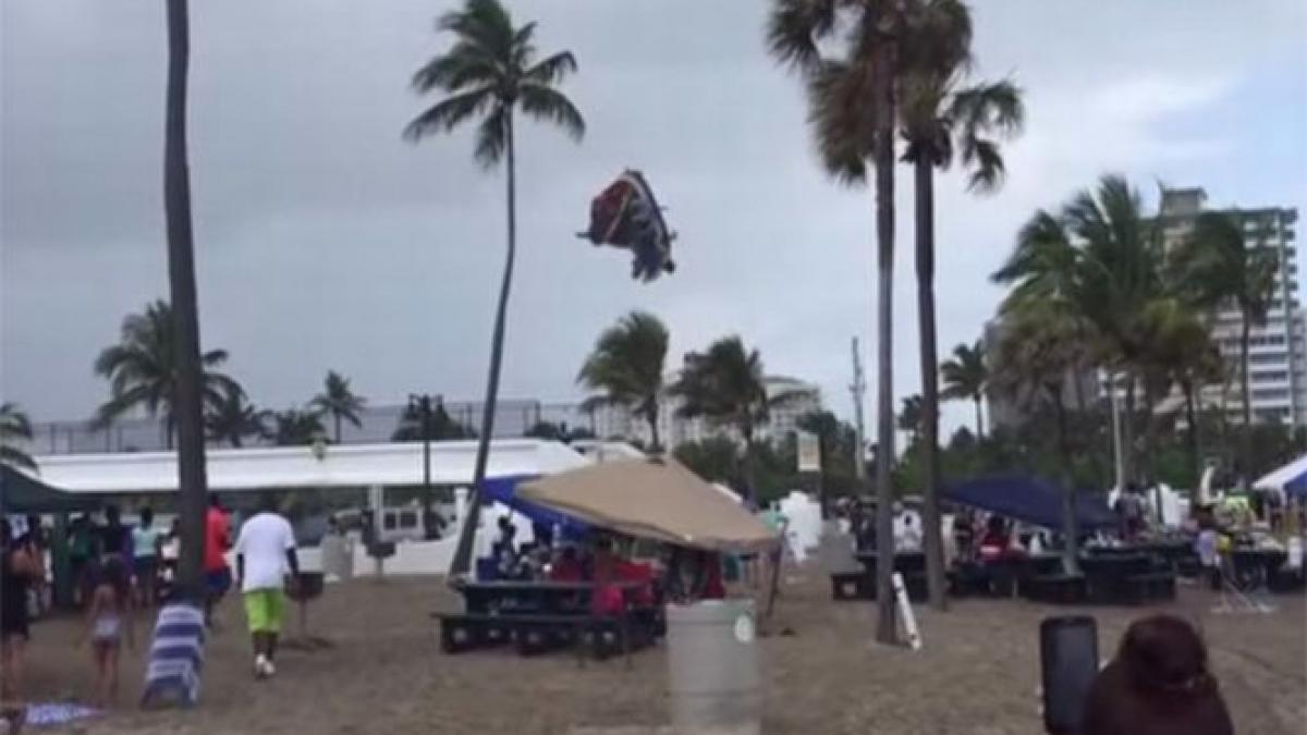 fenomen meteo extrem un vartej de aer a smuls de la sol un loc de joaca pentru copii video