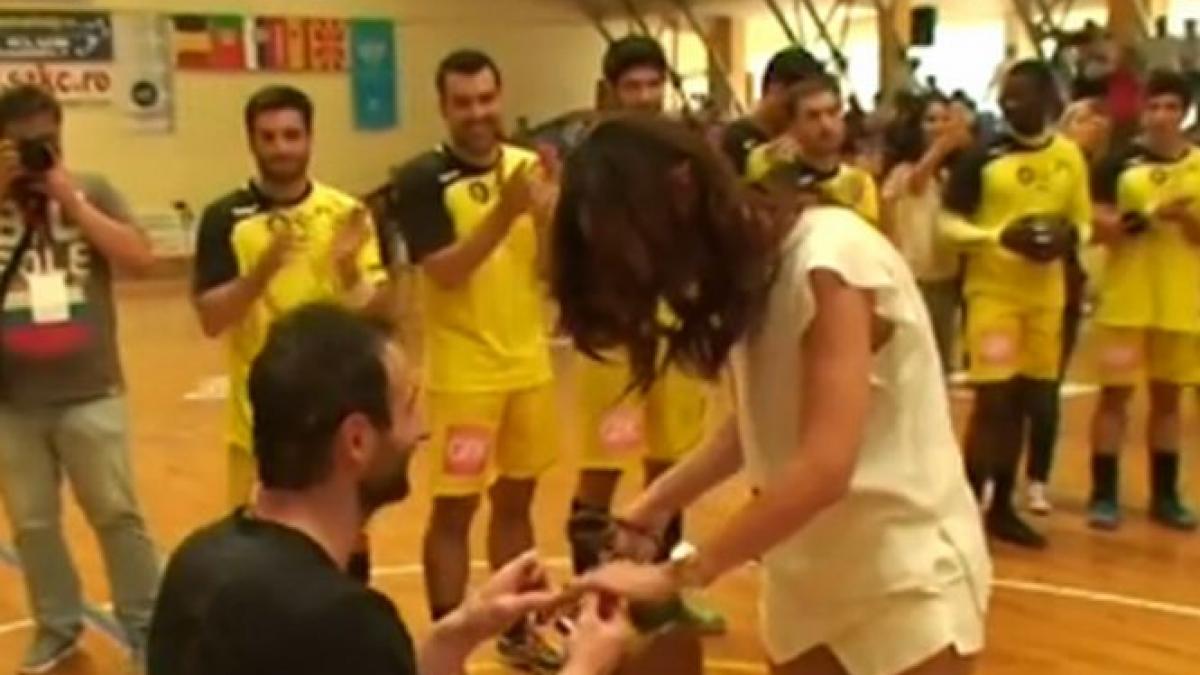 momente emotionante inaintea unui meci de handbal un jucator si a cerut in casatorie iubita