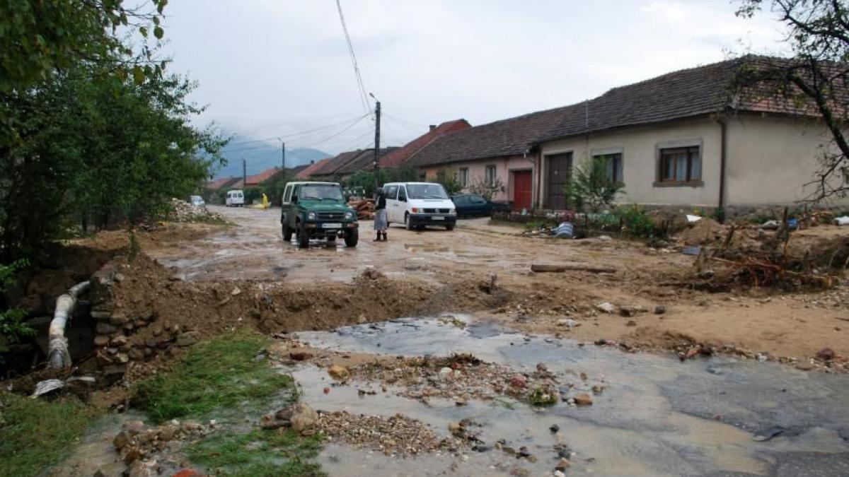cod rosu de inundatii in nord vest zeci de gospodarii au fost inundate mai multe drumuri sunt sub