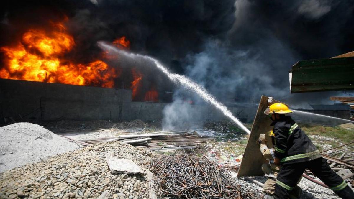 focuri de padure din vestul canadei 7 000 de persoane au fost evacuate