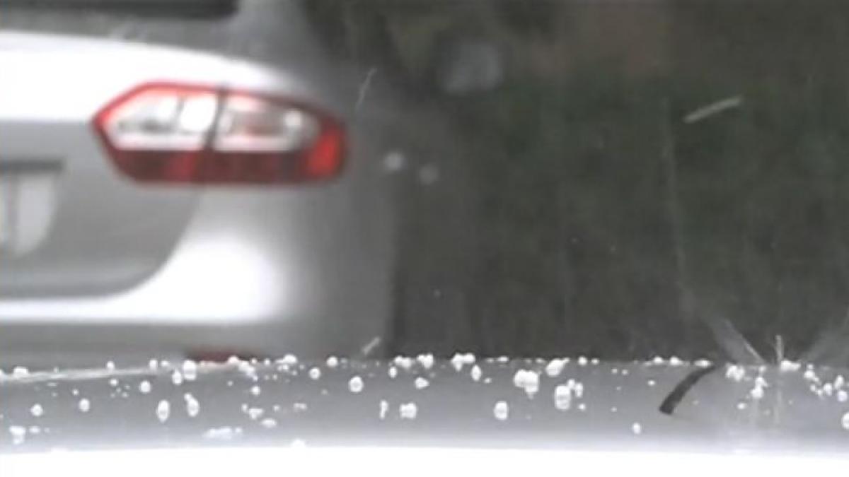 o ploaie cu grindina a paralizat orasul suceava mai multe localitati au ramas fara curent electric