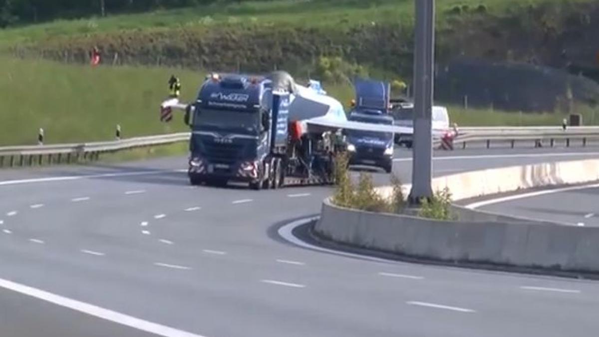 un avion a blocat traficul pe o autostrada din germania cum a fost posibil