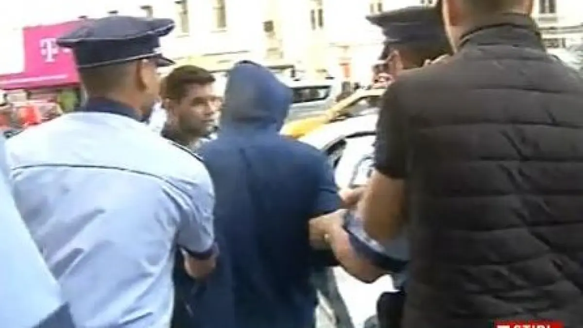 elevii microbisti si au impartit pumni la parada liceelor