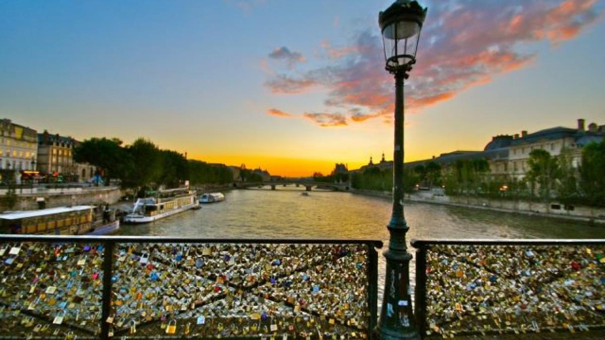 parisul renunta la una din cele mai romantice traditii mii de indragostiti din intreaga lume sunt