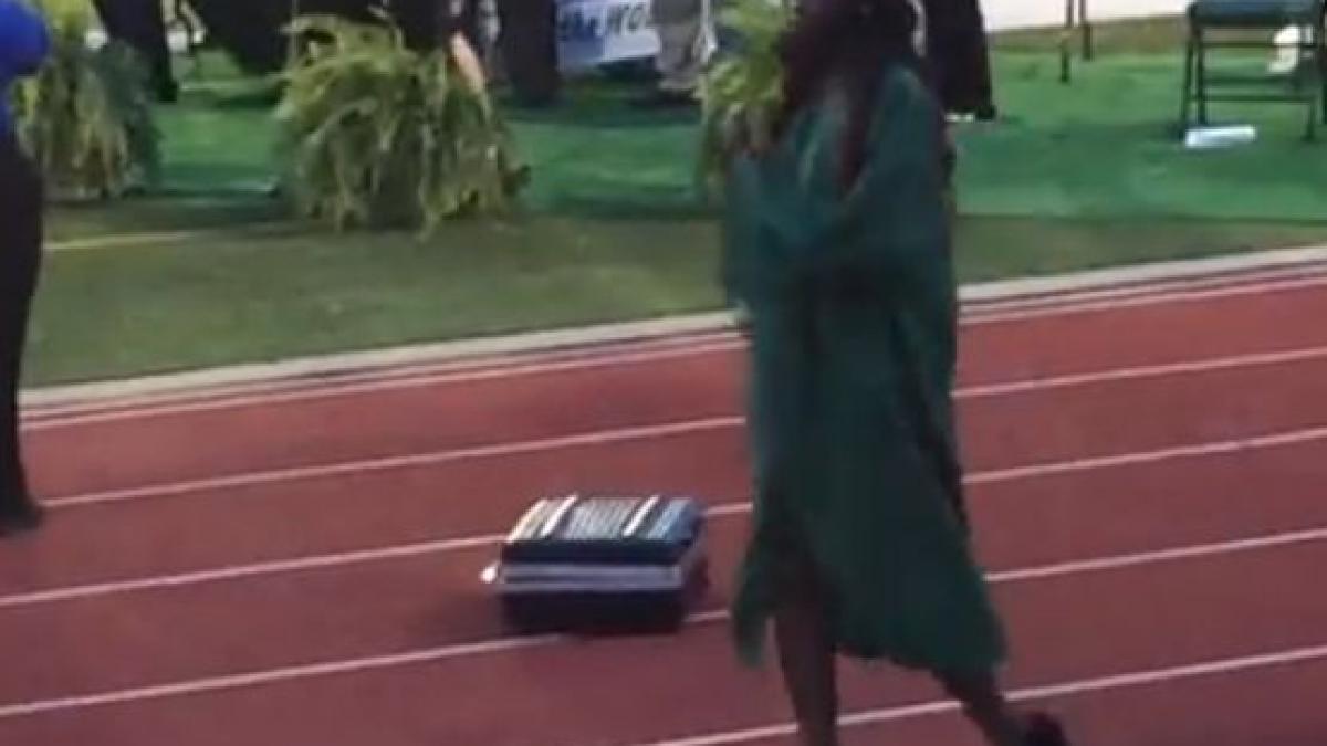 s a facut de ras si aproape si a rupt picioarele ce a facut aceasta fata in ziua absolvirii