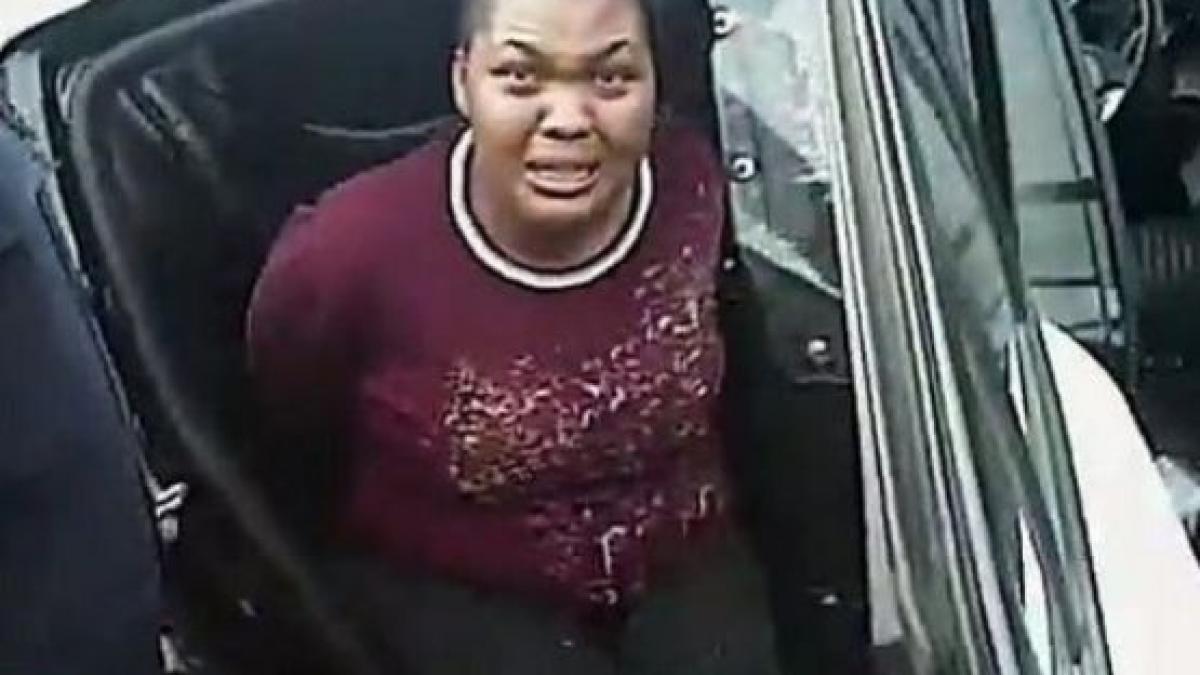 scene ingrozitoare doi politisti sterg pe jos cu o femeie de culoare sunt insarcinata te rog