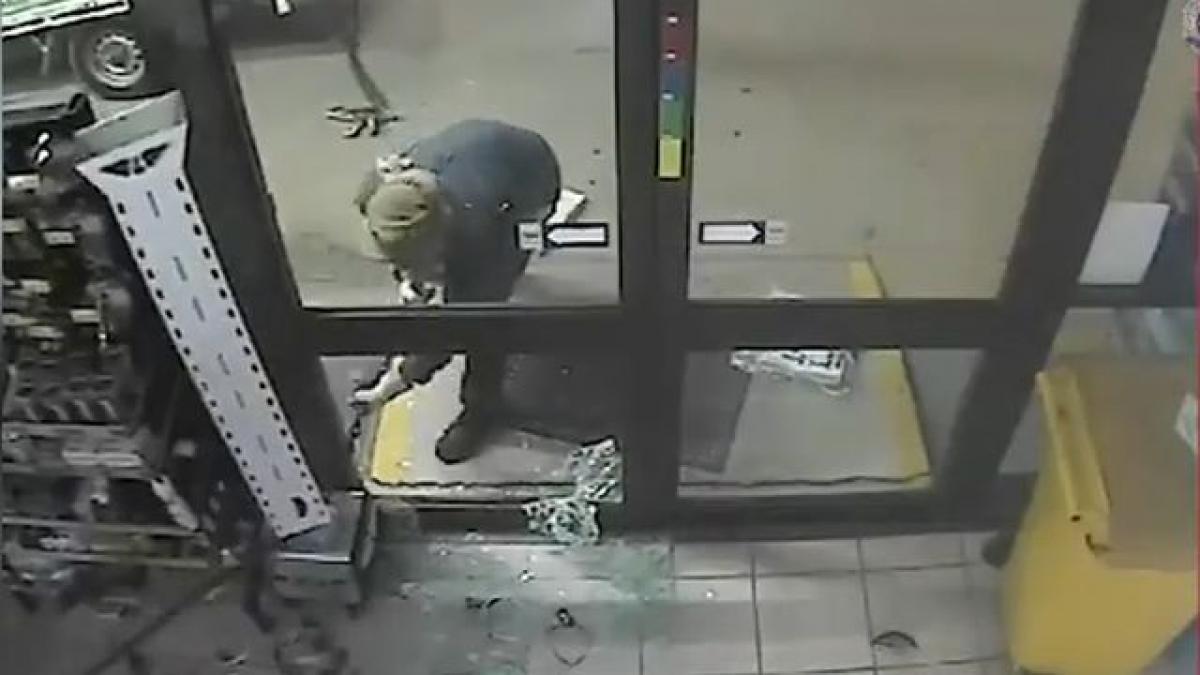 video el este cu siguranta cel mai prost hot din lume imaginile surprinse te vor lasa fara cuvinte