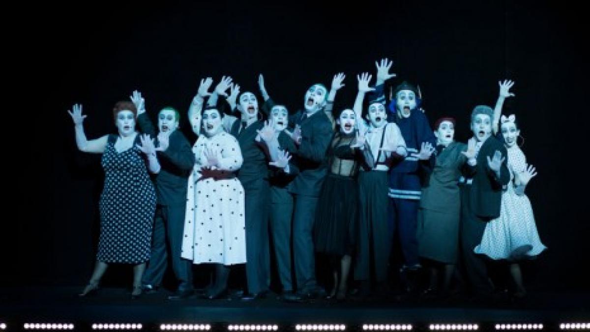 eveniment pe scena teatrala din romania rinocerii in regia lui robert wilson la teatrul marin