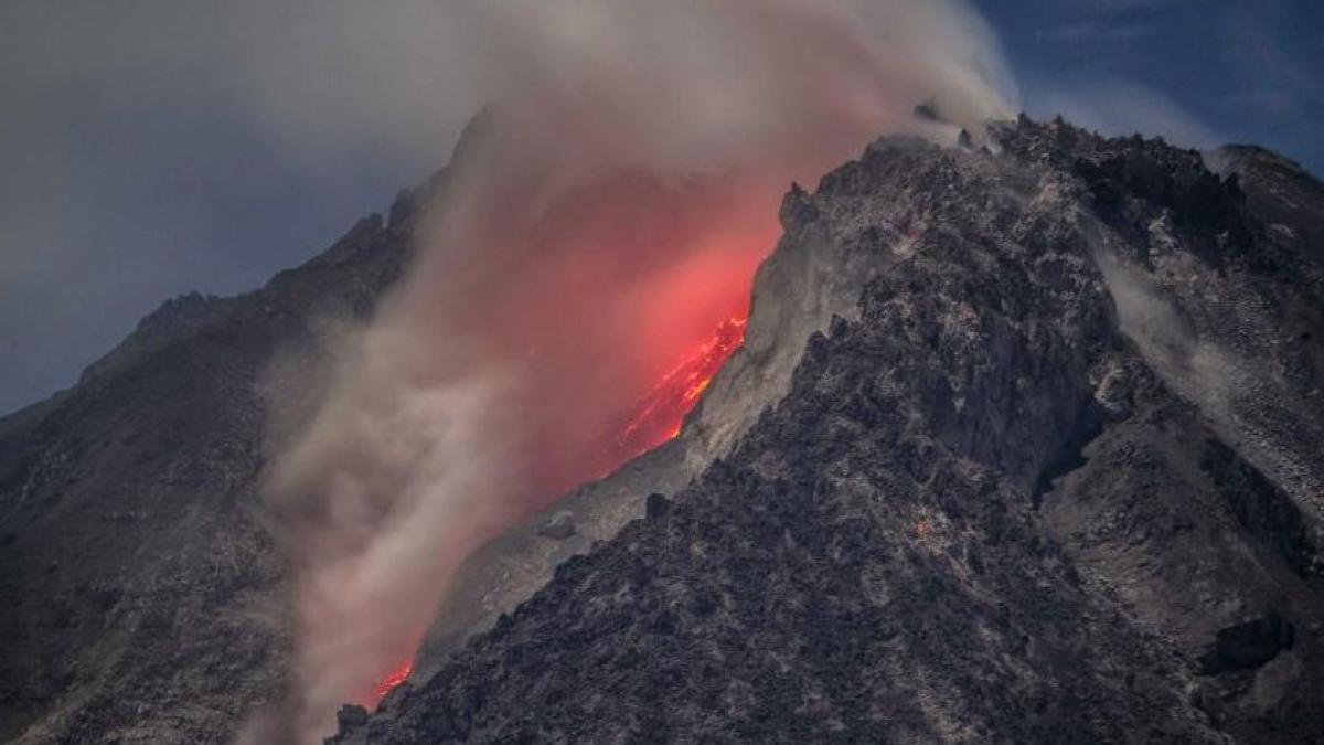 nivel maxim de alerta in zona vulcanului sinabung indonezia a inceput deja evacuarea a peste 6 000