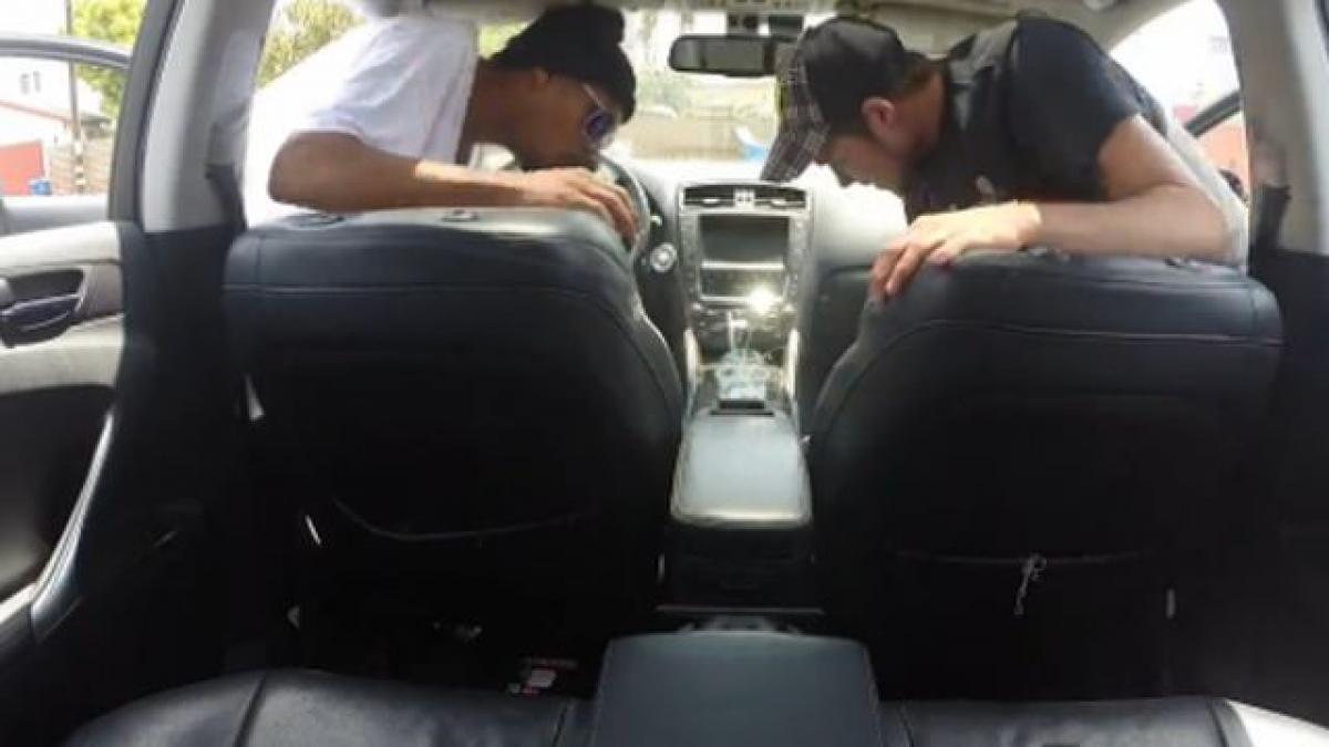 o farsa care i a facut sa o rupa la fuga ce se intampla daca lasi usile deschise la o masina scumpa